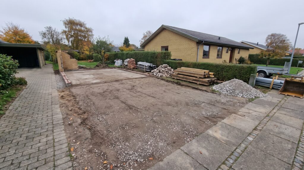 Nedrivning af garage med sorteret byggeaffald og container